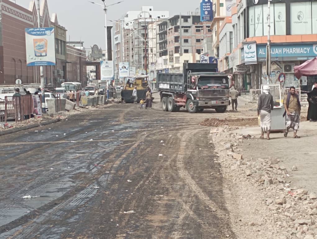 مؤسسة بن مالك للمقاولات العامة تسابق الزمن في صيانة وسفلت الشوارع الرئيسية والفرعية في حي العمال بالمكلا شرج باسالم "شاهد الصور" مؤسسة بن مالك للمقاولات العامة تسابق الزمن في صيانة وسفلت الشوارع الرئيسية والفرعية في حي العمال بالمكلا شرج باسالم "شاهد الصور"