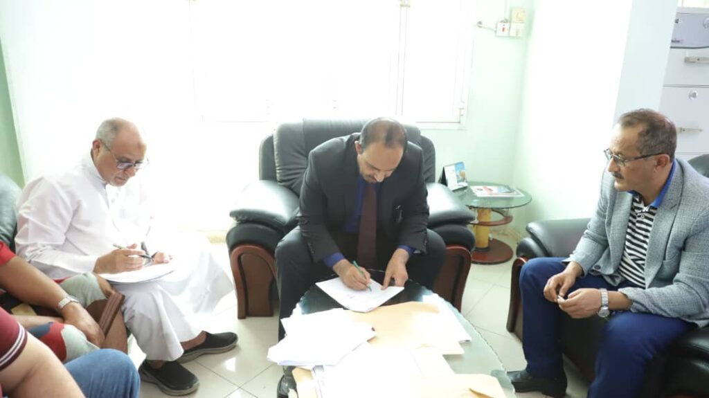 محافظ حضرموت يوقّع عقد تأهيل وسفلتة طريق جول مسحة - المنطقة الصناعية بالمكلا محافظ حضرموت يوقّع عقد تأهيل وسفلتة طريق جول مسحة - المنطقة الصناعية بالمكلا