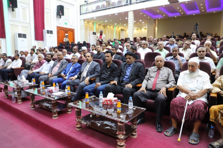 المحافظ بن ماضي يحيّي تفاني رسُل الرحمة الأوائل بقطاع الصحة ويوجه بمنحهم إعاشة شهرية عرفانًا بخدمتهم للمجتمع المحافظ بن ماضي يحيّي تفاني رسُل الرحمة الأوائل بقطاع الصحة ويوجه بمنحهم إعاشة شهرية عرفانًا بخدمتهم للمجتمع