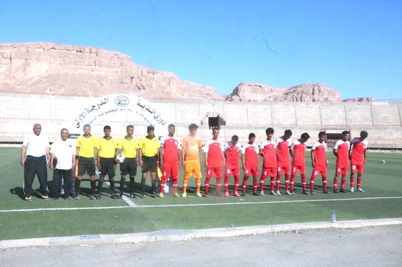 في افتتاحية مباريات اندية الدرجة الاولى تجمع سيئون حضر فحمان وغاب طليعة تعز في افتتاحية مباريات اندية الدرجة الاولى تجمع سيئون حضر فحمان وغاب طليعة تعز