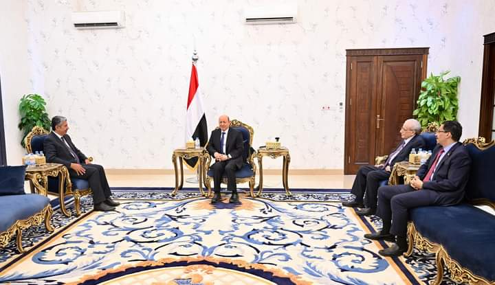 سفير اليمن لدى جمهورية مصر العربية يؤدي اليمين الدستورية امام رئيس مجلس القيادة الرئاسي سفير اليمن لدى جمهورية مصر العربية يؤدي اليمين الدستورية امام رئيس مجلس القيادة الرئاسي