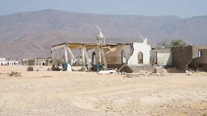 المهرة .. الأمين العام بن نيمر يتفقد أضرار إعصار تيج بمديرية حصوين ويشرف على توزيع المساعدات الإغاثية القادمة من سلطنة عمان الشقيقة المهرة .. الأمين العام بن نيمر يتفقد أضرار إعصار تيج بمديرية حصوين ويشرف على توزيع المساعدات الإغاثية القادمة من سلطنة عمان الشقيقة