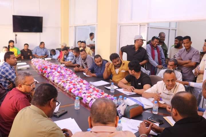 لتوحيد آليه و إجراءات العمل بالمنطقة والفروع قيادة المؤسسة العامة لكهرباء ساحل حضرموت تعقد إجتماعاً استثنائي بجميع مدراء فروع المؤسسة ورؤساء أقسامها . لتوحيد آليه و إجراءات العمل بالمنطقة والفروع قيادة المؤسسة العامة لكهرباء ساحل حضرموت تعقد إجتماعاً استثنائي بجميع مدراء فروع المؤسسة ورؤساء أقسامها .