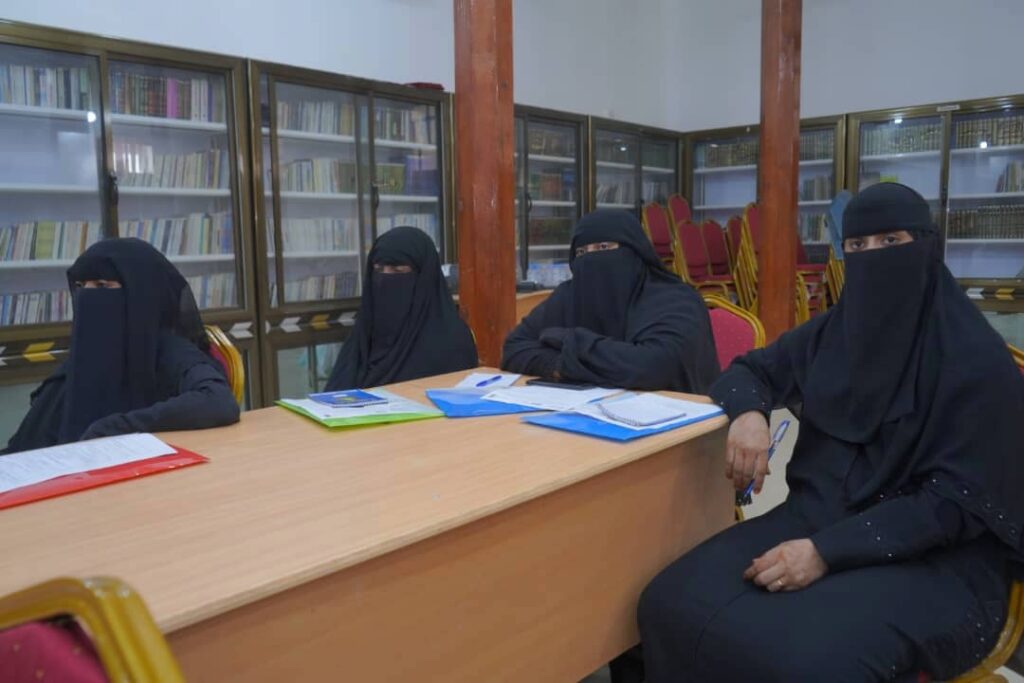 بتنفيذ مؤسسة الاستجابة للإغاثة تدشين الدورات التدريبية في تركيب وصيانة أنظمة الري الحديثة وتصنيع الأسمدة بمديريتي القطن وشبام بتنفيذ مؤسسة الاستجابة للإغاثة تدشين الدورات التدريبية في تركيب وصيانة أنظمة الري الحديثة وتصنيع الأسمدة بمديريتي القطن وشبام