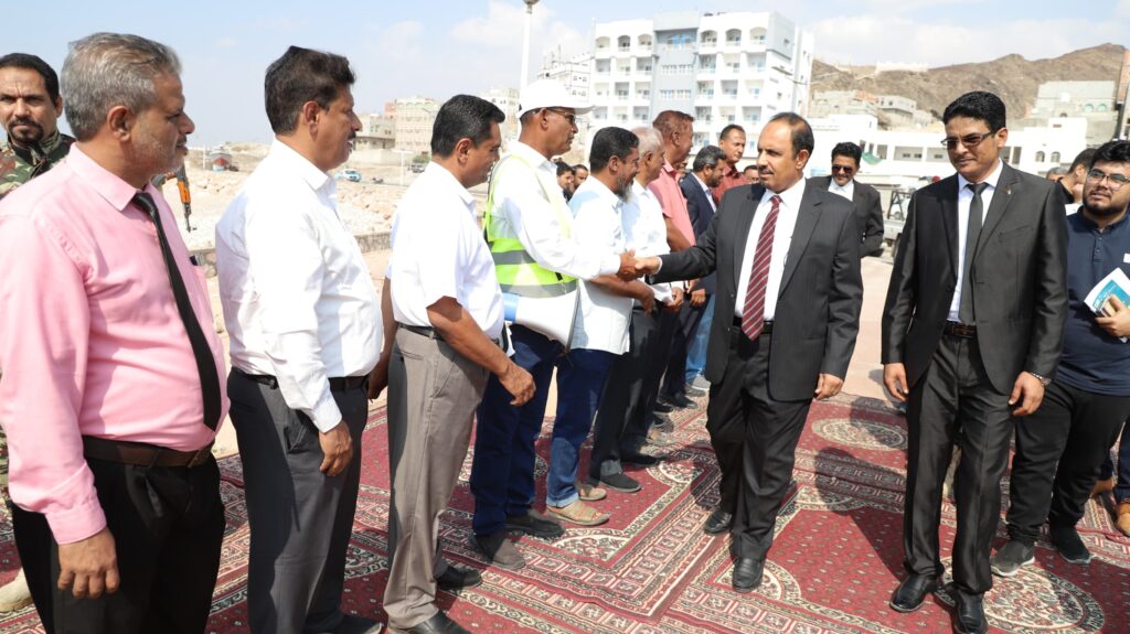 المحافظ بن ماضي يدشّن البدء بتأهيل كورنيش المحضار ويضع حجر الأساس لبناء محطة بترولية لخدمة المنطقة المحافظ بن ماضي يدشّن البدء بتأهيل كورنيش المحضار ويضع حجر الأساس لبناء محطة بترولية لخدمة المنطقة