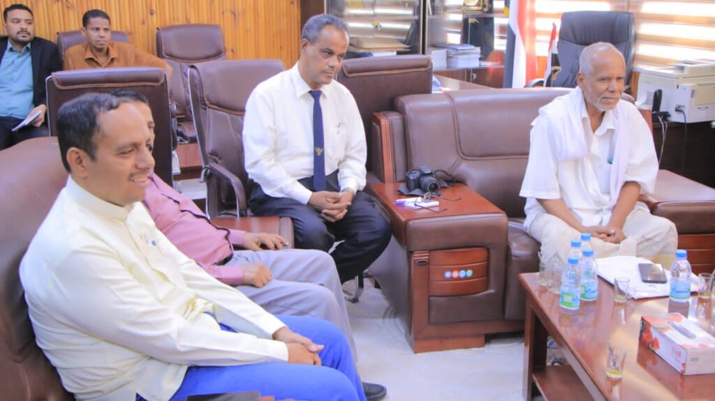 بحثا سبل تطوير العمل بالأجهزة الإعلامية بوادي وصحراء حضرموت .. الوكيل العامري يلتقي نائب وزير الإعلام حسين باسليم بحثا سبل تطوير العمل بالأجهزة الإعلامية بوادي وصحراء حضرموت .. الوكيل العامري يلتقي نائب وزير الإعلام حسين باسليم