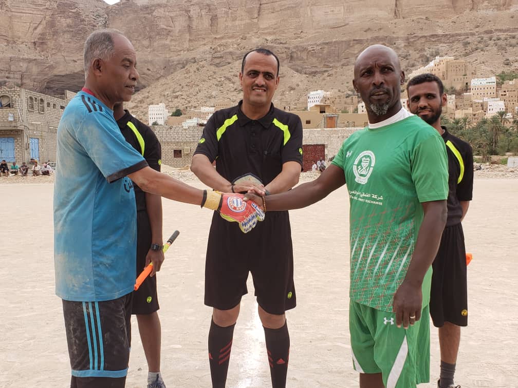 تم خلالها تكريم الحكم بادويلان .. قدامى أندية ساحل حضرموت يتفوقون على قدامى نادي دوعن بثلاثية فائز باثلاث مقابل هدف تم خلالها تكريم الحكم بادويلان .. قدامى أندية ساحل حضرموت يتفوقون على قدامى نادي دوعن بثلاثية فائز باثلاث مقابل هدف