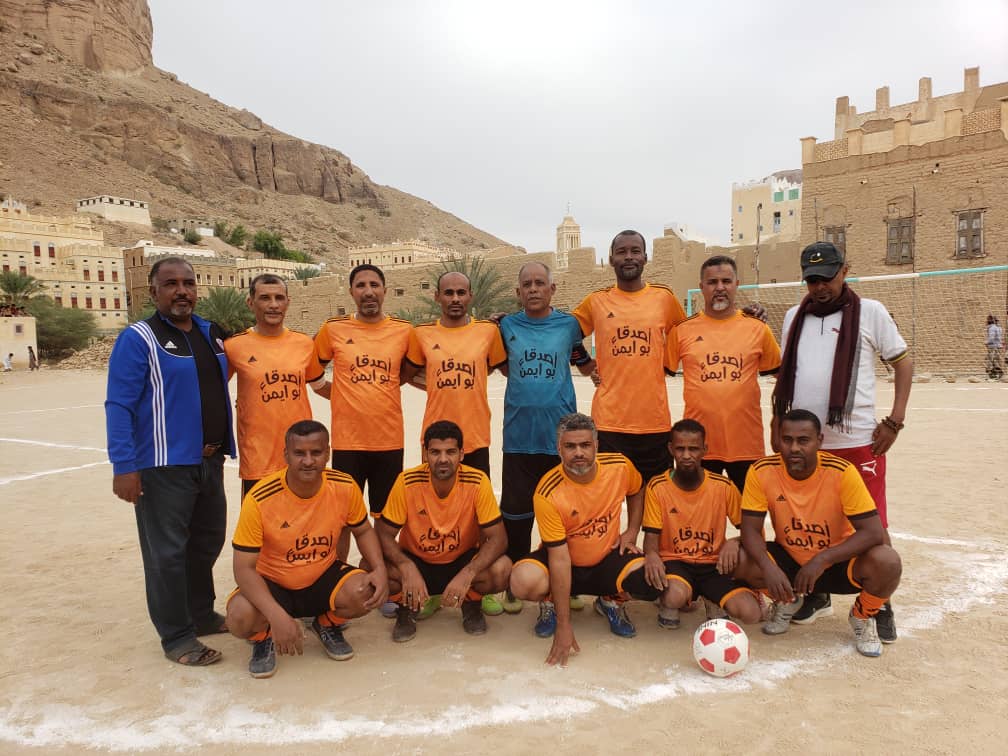 تم خلالها تكريم الحكم بادويلان .. قدامى أندية ساحل حضرموت يتفوقون على قدامى نادي دوعن بثلاثية فائز باثلاث مقابل هدف تم خلالها تكريم الحكم بادويلان .. قدامى أندية ساحل حضرموت يتفوقون على قدامى نادي دوعن بثلاثية فائز باثلاث مقابل هدف