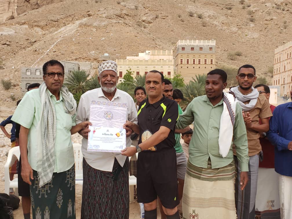 تم خلالها تكريم الحكم بادويلان .. قدامى أندية ساحل حضرموت يتفوقون على قدامى نادي دوعن بثلاثية فائز باثلاث مقابل هدف تم خلالها تكريم الحكم بادويلان .. قدامى أندية ساحل حضرموت يتفوقون على قدامى نادي دوعن بثلاثية فائز باثلاث مقابل هدف