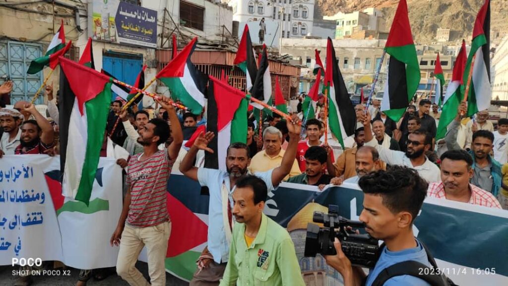 مسيرة راجلة ومهرجان خطابي لمناصرة القضية الفلسطينة بالمكلا مسيرة راجلة ومهرجان خطابي لمناصرة القضية الفلسطينة بالمكلا