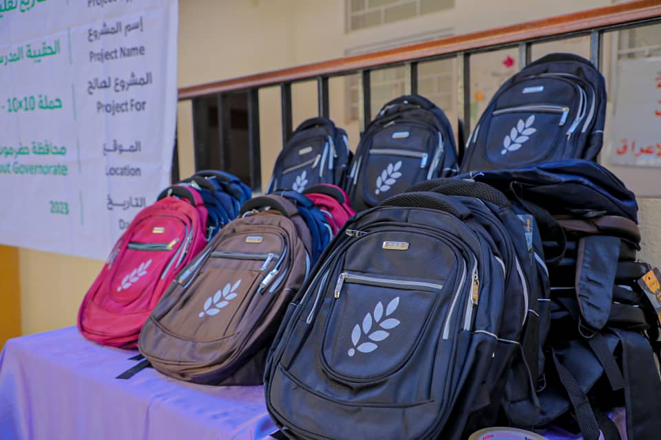 مدير عام تريم يدشن توزيع الحقيبة المدرسية لعدد من مدارس التعليم الأساسي بمديرية تريم مدير عام تريم يدشن توزيع الحقيبة المدرسية لعدد من مدارس التعليم الأساسي بمديرية تريم
