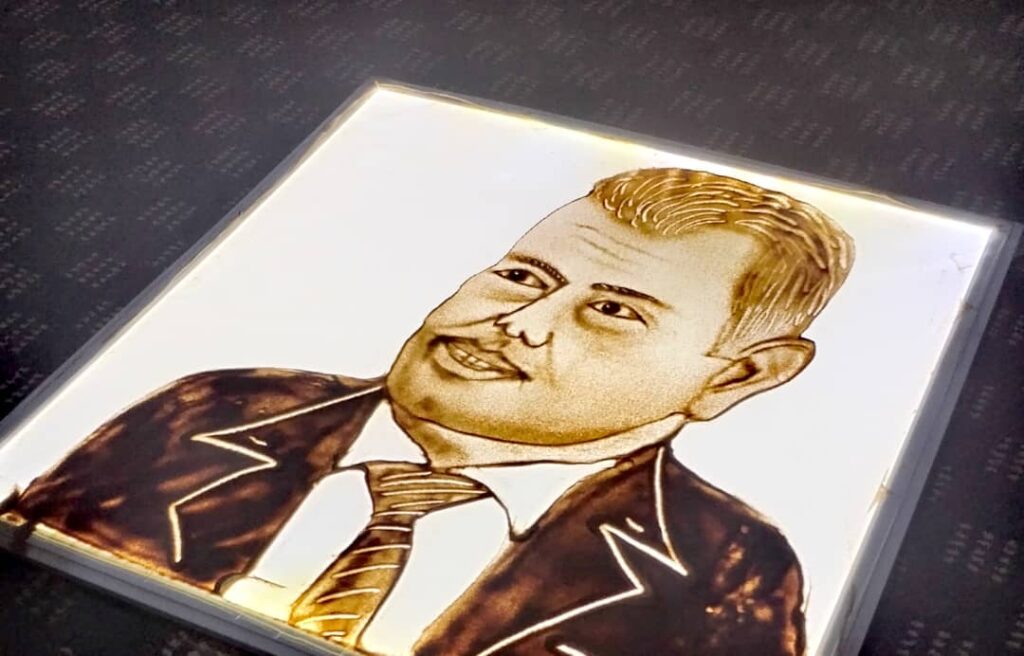 الوكيل العامري يتعرف من التشكيلي يعقوب هبشان على اخر اعماله الفنية "مجسم كاس امم اسيا" الوكيل العامري يتعرف من التشكيلي يعقوب هبشان على اخر اعماله الفنية "مجسم كاس امم اسيا"