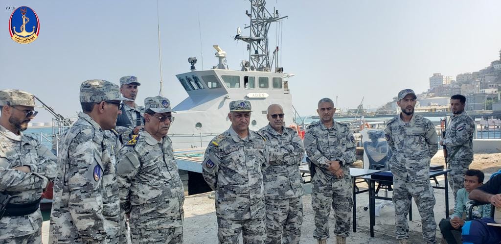 رئيس مصلحة خفر السواحل يُكرّم طاقم زورق الدوريات عدن ومجموعة الغواصين رئيس مصلحة خفر السواحل يُكرّم طاقم زورق الدوريات عدن ومجموعة الغواصين