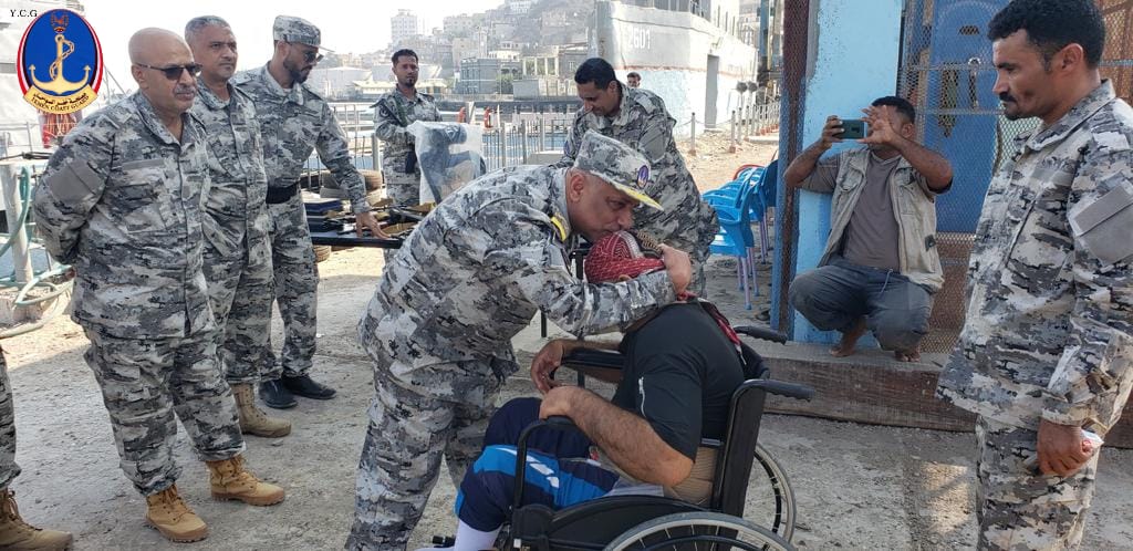 رئيس مصلحة خفر السواحل يُكرّم طاقم زورق الدوريات عدن ومجموعة الغواصين رئيس مصلحة خفر السواحل يُكرّم طاقم زورق الدوريات عدن ومجموعة الغواصين