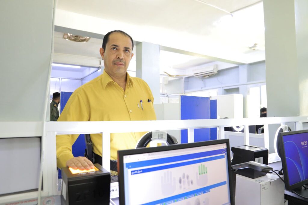 وزارة الداخلية تدشن منظومة الأحوال المدنية لإصدار البطاقة الشخصية بالشريحة الذكية وزارة الداخلية تدشن منظومة الأحوال المدنية لإصدار البطاقة الشخصية بالشريحة الذكية