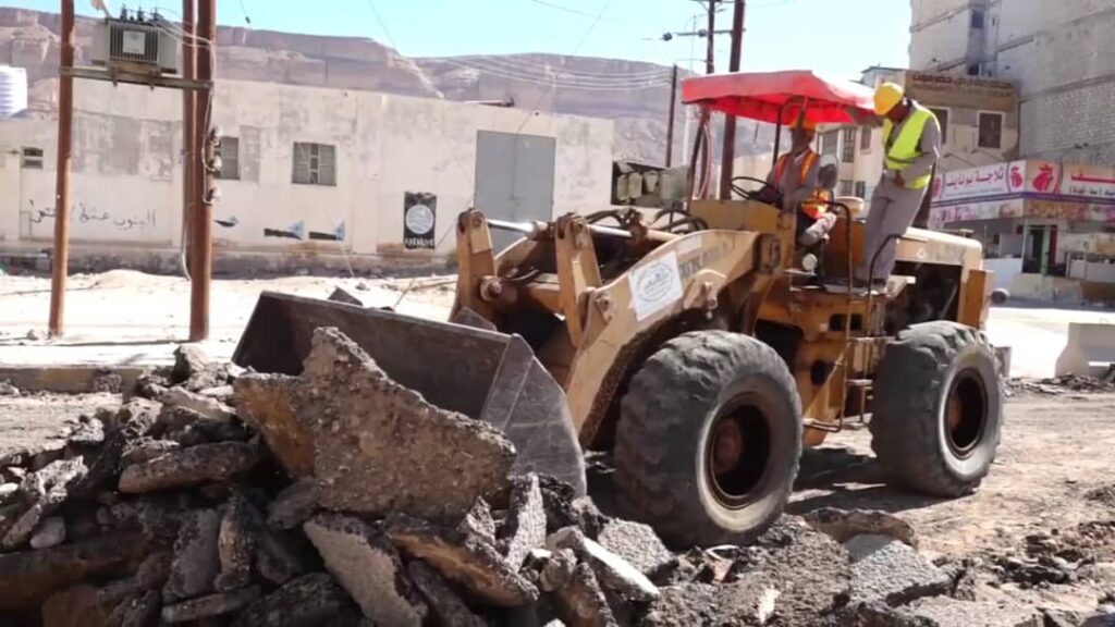 بالصور ..الوكيل بن شرمان يتفقد سير العمل لإعادة سفلتت شارع الجزائر بالصور ..الوكيل بن شرمان يتفقد سير العمل لإعادة سفلتت شارع الجزائر