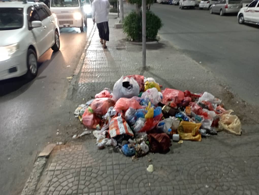 رمي مخلفات القمامة في الشوارع الرئيسية في مدينة المكلا منظر غير حضاري "شاهد الصور" رمي مخلفات القمامة في الشوارع الرئيسية في مدينة المكلا منظر غير حضاري "شاهد الصور"