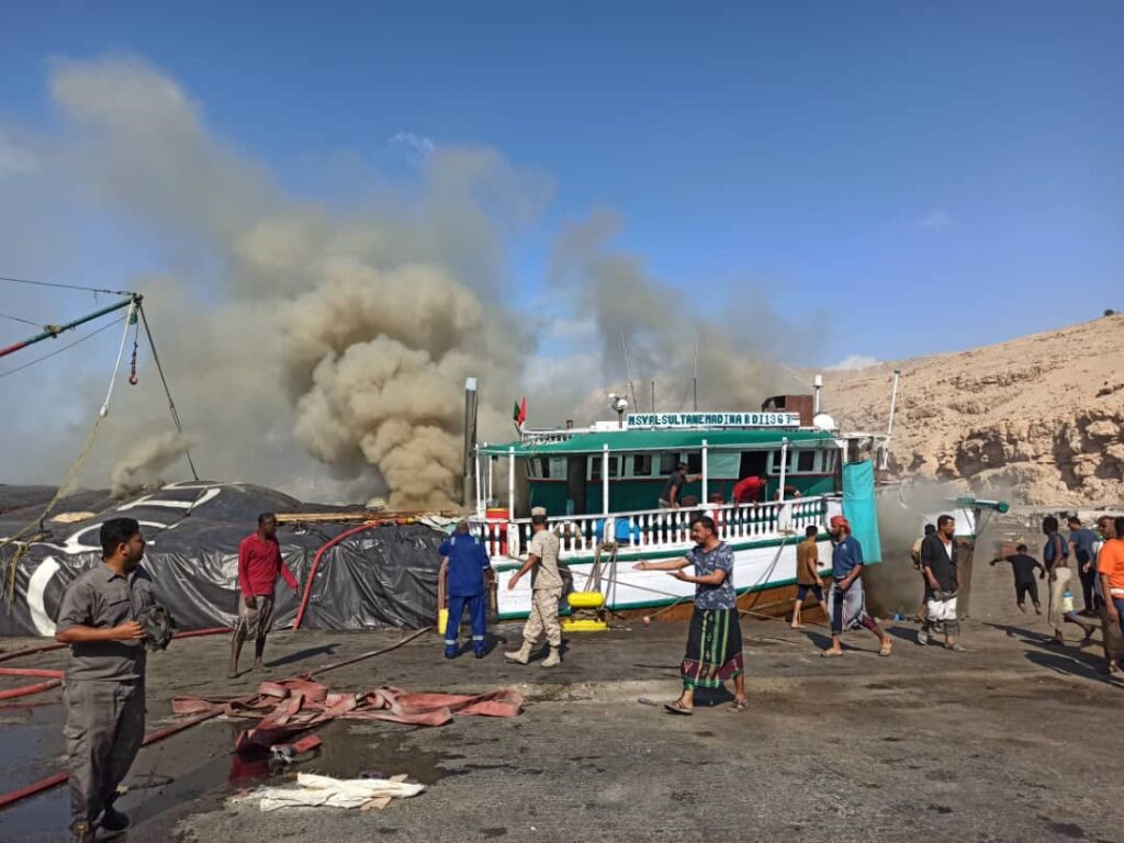 مؤسسة موانئ البحر العربي في بيان توضيحي تكشف حول حادثة حريق السفينة الخشبية المحترقة "سلطان مدينة" في ميناء المكلا "صور" مؤسسة موانئ البحر العربي في بيان توضيحي تكشف حول حادثة حريق السفينة الخشبية المحترقة "سلطان مدينة" في ميناء المكلا "صور"