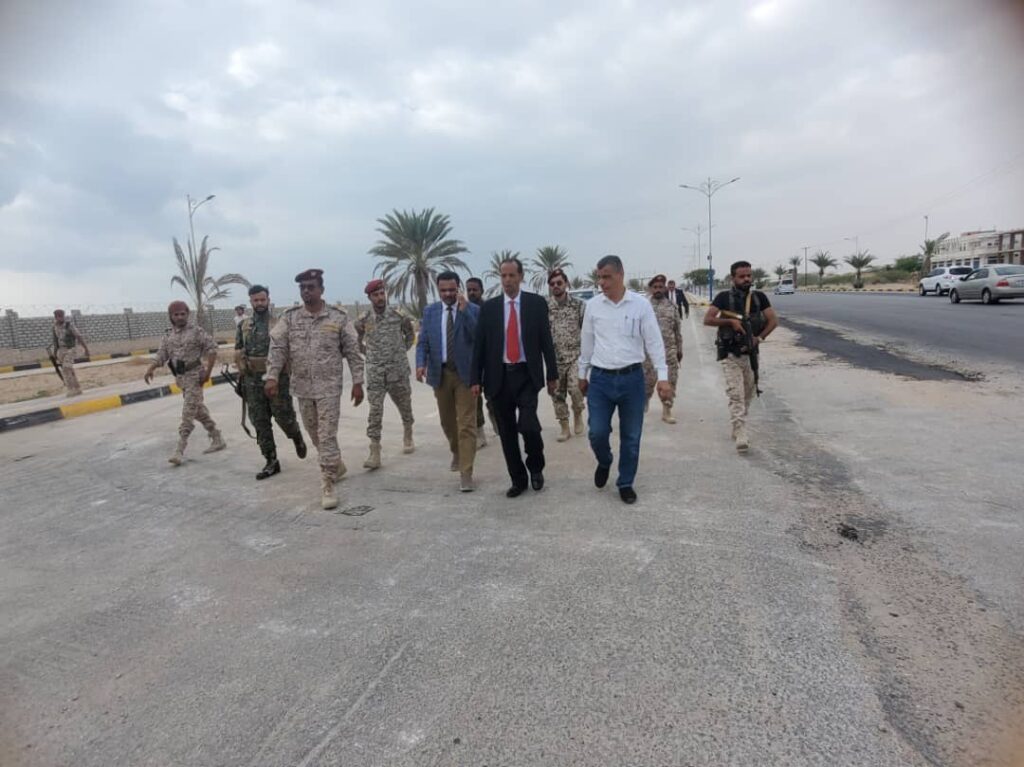 بتوجيهات من محافظ حضرموت … إعادة تأهيل الخط الثاني للطريق العام لمطار الريان الدولي بتوجيهات من محافظ حضرموت … إعادة تأهيل الخط الثاني للطريق العام لمطار الريان الدولي