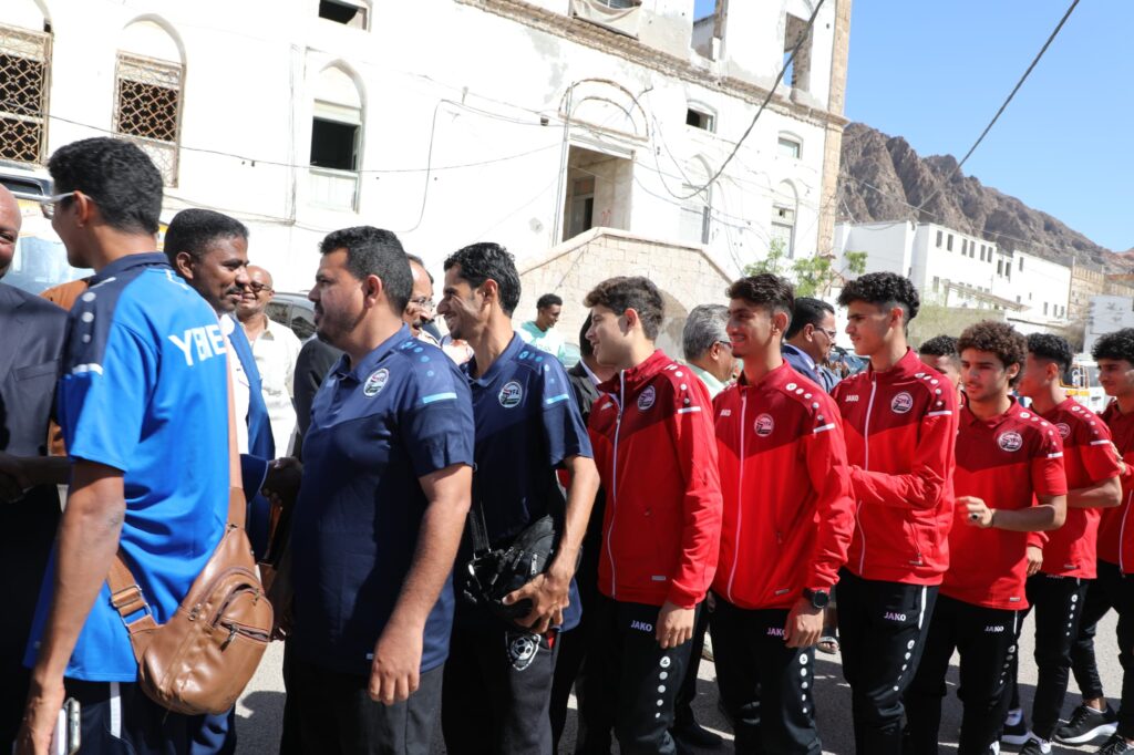 "الوفاء للأوفياء" البعثة تحط رحالها بالمكلا ..استقبال رسمي وجماهيري لبعثة منتخبنا الوطني للناشئين بحضرموت والإعلان عن 500 ألف ريال مكافأة لكل عضو بالبعثة "شاهد الصور" "الوفاء للأوفياء" البعثة تحط رحالها بالمكلا ..استقبال رسمي وجماهيري لبعثة منتخبنا الوطني للناشئين بحضرموت والإعلان عن 500 ألف ريال مكافأة لكل عضو بالبعثة "شاهد الصور"