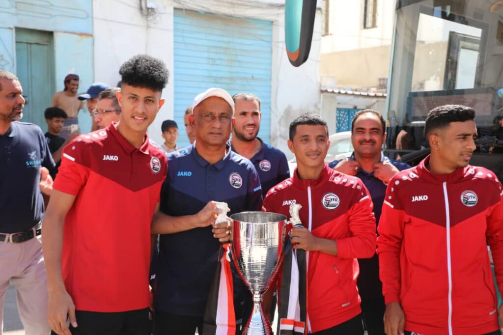 "الوفاء للأوفياء" البعثة تحط رحالها بالمكلا ..استقبال رسمي وجماهيري لبعثة منتخبنا الوطني للناشئين بحضرموت والإعلان عن 500 ألف ريال مكافأة لكل عضو بالبعثة "شاهد الصور" "الوفاء للأوفياء" البعثة تحط رحالها بالمكلا ..استقبال رسمي وجماهيري لبعثة منتخبنا الوطني للناشئين بحضرموت والإعلان عن 500 ألف ريال مكافأة لكل عضو بالبعثة "شاهد الصور"