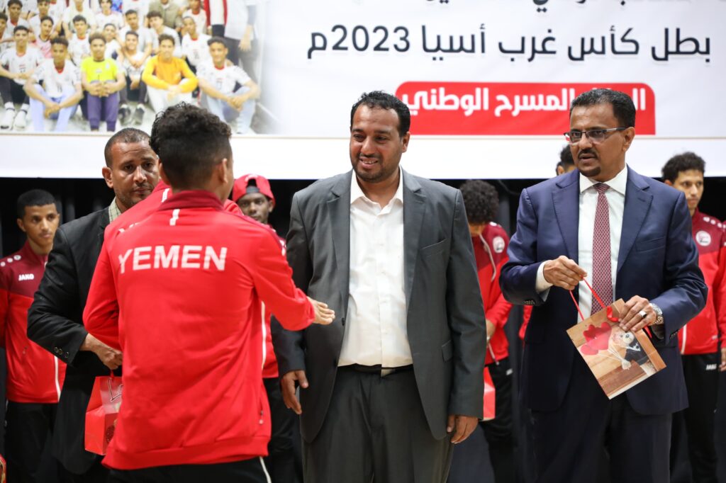 "الوفاء للأوفياء" البعثة تحط رحالها بالمكلا ..استقبال رسمي وجماهيري لبعثة منتخبنا الوطني للناشئين بحضرموت والإعلان عن 500 ألف ريال مكافأة لكل عضو بالبعثة "شاهد الصور" "الوفاء للأوفياء" البعثة تحط رحالها بالمكلا ..استقبال رسمي وجماهيري لبعثة منتخبنا الوطني للناشئين بحضرموت والإعلان عن 500 ألف ريال مكافأة لكل عضو بالبعثة "شاهد الصور"