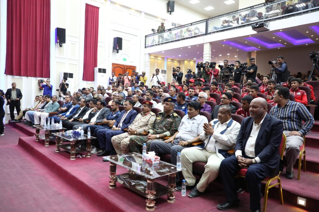 "الوفاء للأوفياء" البعثة تحط رحالها بالمكلا ..استقبال رسمي وجماهيري لبعثة منتخبنا الوطني للناشئين بحضرموت والإعلان عن 500 ألف ريال مكافأة لكل عضو بالبعثة "شاهد الصور" "الوفاء للأوفياء" البعثة تحط رحالها بالمكلا ..استقبال رسمي وجماهيري لبعثة منتخبنا الوطني للناشئين بحضرموت والإعلان عن 500 ألف ريال مكافأة لكل عضو بالبعثة "شاهد الصور"