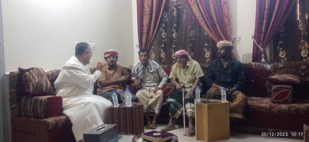 عدد من شخصيات من بيت زغيو العامري في زيارة خاصة للشيخ حسين غالب العامري رئيس مؤسسة العوامر التنموية عدد من شخصيات من بيت زغيو العامري في زيارة خاصة للشيخ حسين غالب العامري رئيس مؤسسة العوامر التنموية