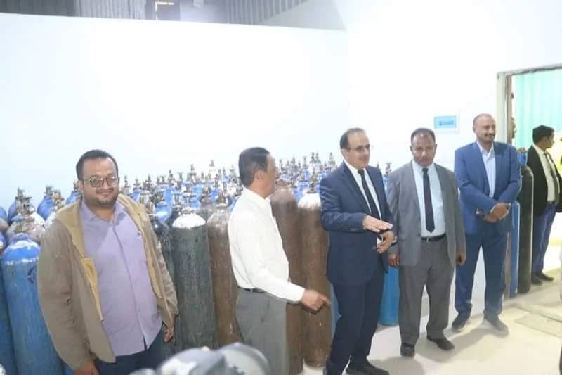 الوزير بحيبح والوكيل العامري يزوران محطة الكويت لإنتاج الأوكسجين بسيئون الوزير بحيبح والوكيل العامري يزوران محطة الكويت لإنتاج الأوكسجين بسيئون