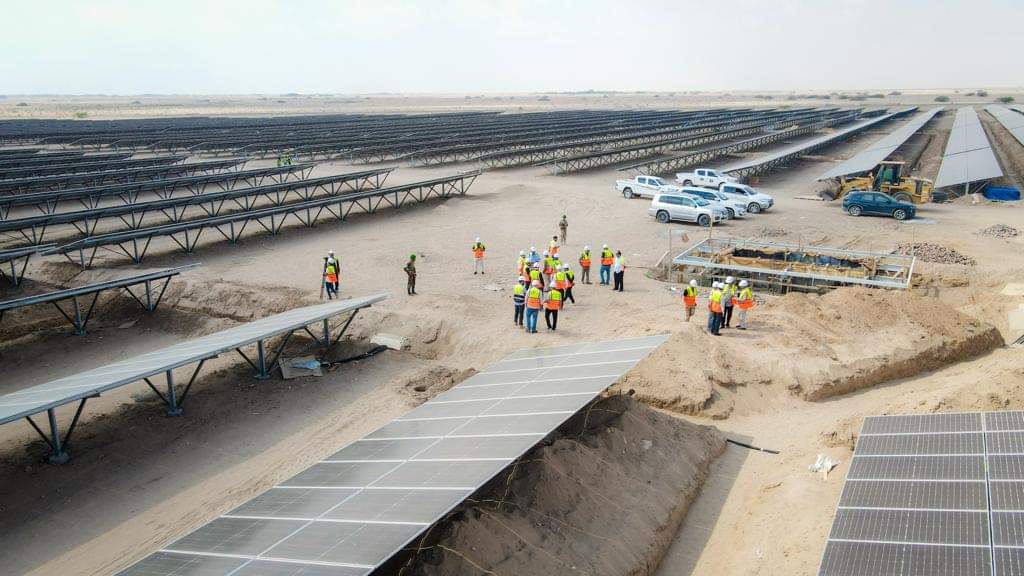 ضمن نزولاته الميدانية..مكتب النائب المحرمي يطّلع على سير عمل المرحلة الأخيرة من تركيب الألواح بمشروع الطاقة الشمسية بعدن ضمن نزولاته الميدانية..مكتب النائب المحرمي يطّلع على سير عمل المرحلة الأخيرة من تركيب الألواح بمشروع الطاقة الشمسية بعدن