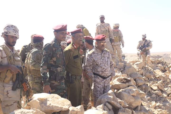 قائد المنطقة العسكرية الثانية يتفقد المواقع الامامية للواء الثاني دفاع ساحلي قائد المنطقة العسكرية الثانية يتفقد المواقع الامامية للواء الثاني دفاع ساحلي