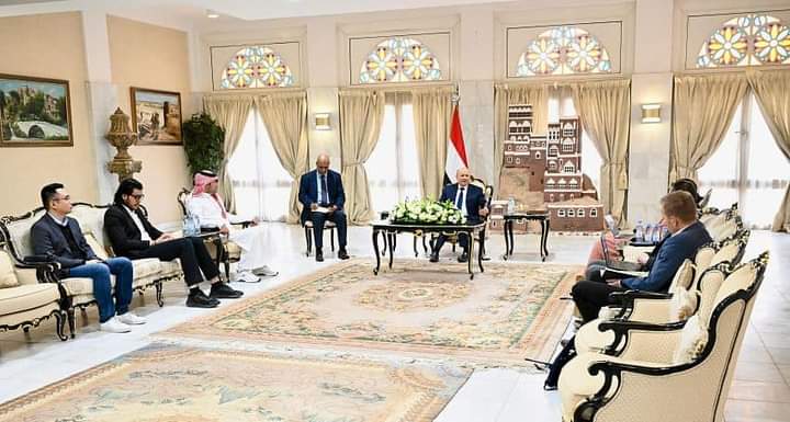 رئيس مجلس القيادة يؤكد أن استعادة مؤسسات الدولة هو السبيل الأمثل لتعزيز الأمن البحري والإقليمي والدولي رئيس مجلس القيادة يؤكد أن استعادة مؤسسات الدولة هو السبيل الأمثل لتعزيز الأمن البحري والإقليمي والدولي