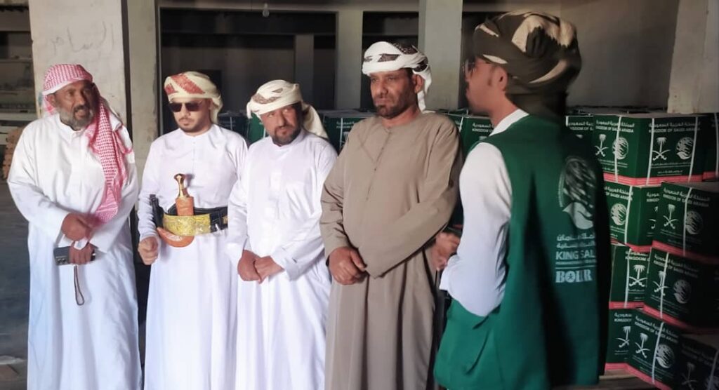 مقدمة من مركز الملك سلمان للإغاثة والأعمال الانسانيه عضو مجلس النواب ومدير عام مديرية ثمود يدشنون توزيع السلال الغذائية للدورة الثالثة. مقدمة من مركز الملك سلمان للإغاثة والأعمال الانسانيه عضو مجلس النواب ومدير عام مديرية ثمود يدشنون توزيع السلال الغذائية للدورة الثالثة.
