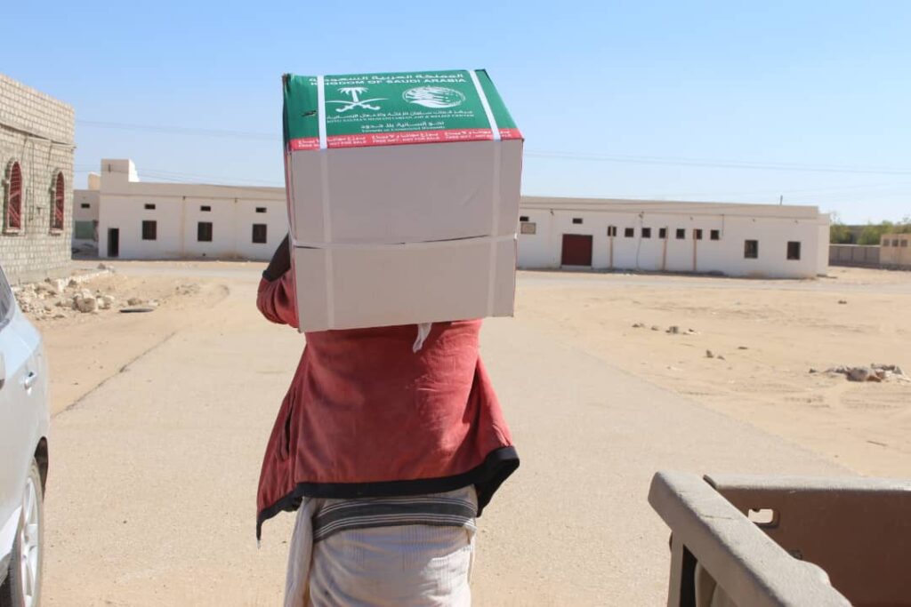 مقدمة من مركز الملك سلمان للإغاثة والأعمال الانسانيه عضو مجلس النواب ومدير عام مديرية ثمود يدشنون توزيع السلال الغذائية للدورة الثالثة. مقدمة من مركز الملك سلمان للإغاثة والأعمال الانسانيه عضو مجلس النواب ومدير عام مديرية ثمود يدشنون توزيع السلال الغذائية للدورة الثالثة.