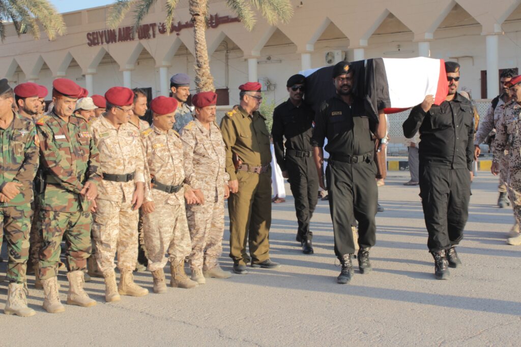 سيئون تستقبل جثمان فقيد الوطن العميد البرح "شاهد الصور" سيئون تستقبل جثمان فقيد الوطن العميد البرح "شاهد الصور"