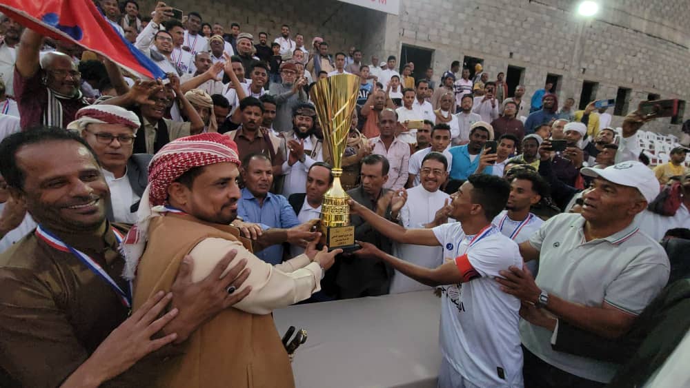 بحضور الوكيل العامري وقيادات السلطة المحلية .. نادي سيئون يُتَوٌج بطلاً لبطولة اليوبيل الذهبي لإذاعة سيئون لكرة القدم ( شاهد الصور) بحضور الوكيل العامري وقيادات السلطة المحلية .. نادي سيئون يُتَوٌج بطلاً لبطولة اليوبيل الذهبي لإذاعة سيئون لكرة القدم ( شاهد الصور)