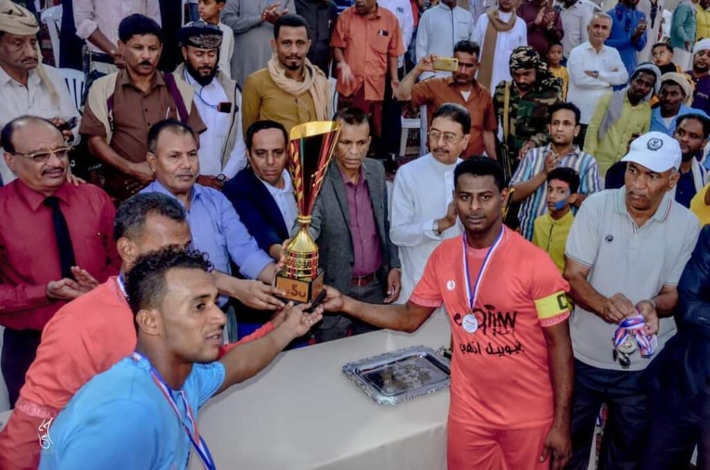 بحضور الوكيل العامري وقيادات السلطة المحلية .. نادي سيئون يُتَوٌج بطلاً لبطولة اليوبيل الذهبي لإذاعة سيئون لكرة القدم ( شاهد الصور) بحضور الوكيل العامري وقيادات السلطة المحلية .. نادي سيئون يُتَوٌج بطلاً لبطولة اليوبيل الذهبي لإذاعة سيئون لكرة القدم ( شاهد الصور)