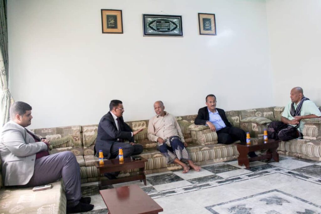 نقل له تحيات المحافظ وتمنياته له بالشفاء .. الأمين العام لمحلي حضرموت يطمئن على صحة الإعلامي القدير الأستاذ سالم الشاحت نقل له تحيات المحافظ وتمنياته له بالشفاء .. الأمين العام لمحلي حضرموت يطمئن على صحة الإعلامي القدير الأستاذ سالم الشاحت