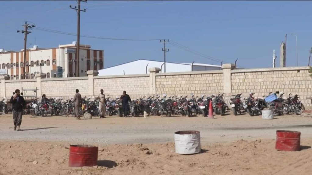 العميد المنهالي يتفقد القوات المنتشرة في مدينة المكلا ويوجّه : عاملوا أكبر مسؤول في الدولة والمواطن سواسية في هذه الحملة المرورية "شاهد الصور" العميد المنهالي يتفقد القوات المنتشرة في مدينة المكلا ويوجّه : عاملوا أكبر مسؤول في الدولة والمواطن سواسية في هذه الحملة المرورية "شاهد الصور"