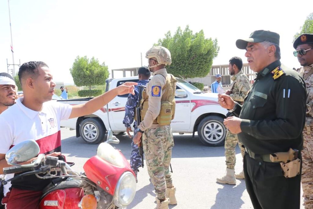 العميد المنهالي يتفقد القوات المنتشرة في مدينة المكلا ويوجّه : عاملوا أكبر مسؤول في الدولة والمواطن سواسية في هذه الحملة المرورية "شاهد الصور" العميد المنهالي يتفقد القوات المنتشرة في مدينة المكلا ويوجّه : عاملوا أكبر مسؤول في الدولة والمواطن سواسية في هذه الحملة المرورية "شاهد الصور"