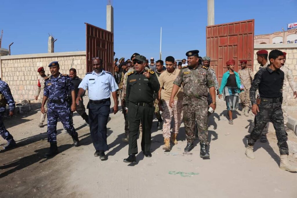 العميد المنهالي يتفقد القوات المنتشرة في مدينة المكلا ويوجّه : عاملوا أكبر مسؤول في الدولة والمواطن سواسية في هذه الحملة المرورية "شاهد الصور" العميد المنهالي يتفقد القوات المنتشرة في مدينة المكلا ويوجّه : عاملوا أكبر مسؤول في الدولة والمواطن سواسية في هذه الحملة المرورية "شاهد الصور"