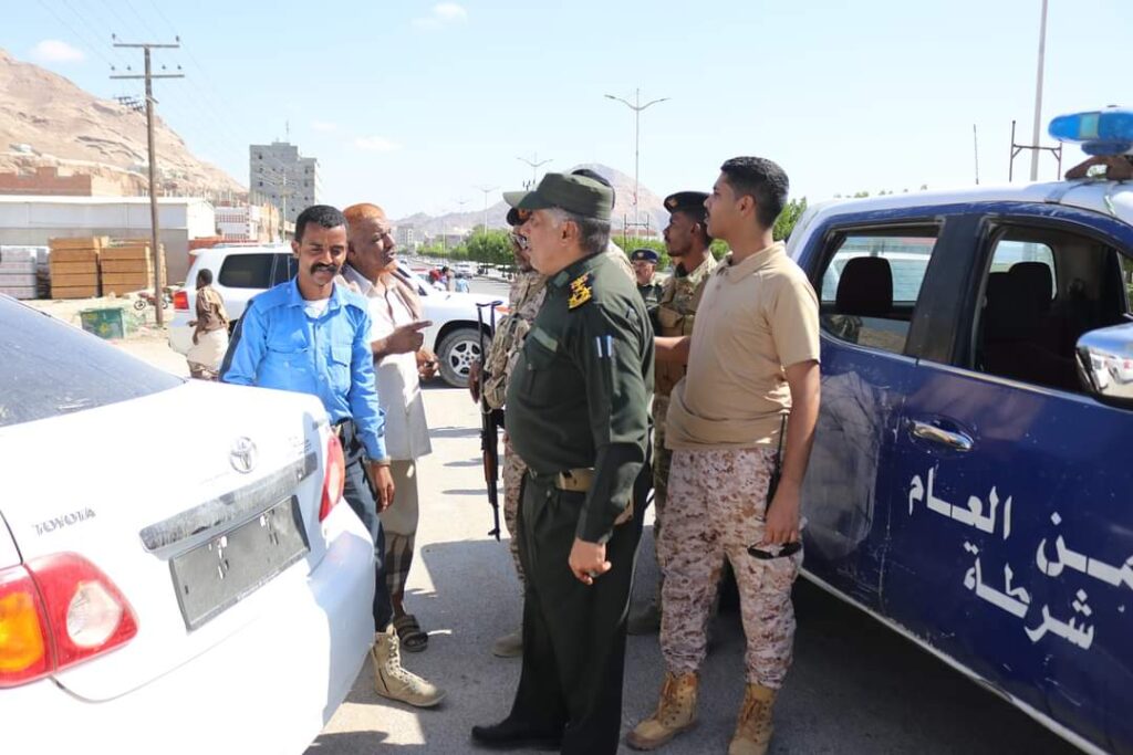 العميد المنهالي يتفقد القوات المنتشرة في مدينة المكلا ويوجّه : عاملوا أكبر مسؤول في الدولة والمواطن سواسية في هذه الحملة المرورية "شاهد الصور" العميد المنهالي يتفقد القوات المنتشرة في مدينة المكلا ويوجّه : عاملوا أكبر مسؤول في الدولة والمواطن سواسية في هذه الحملة المرورية "شاهد الصور"