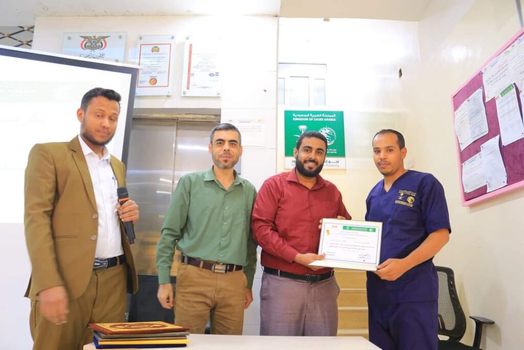 بدعم من مركز الملك سلمان.. المستشفى التخصصي لطب وجراحة العيون بمأرب يكرم الموظفين المثاليين للعام 2023م بعمرة إلى مكة المكرمة. بدعم من مركز الملك سلمان.. المستشفى التخصصي لطب وجراحة العيون بمأرب يكرم الموظفين المثاليين للعام 2023م بعمرة إلى مكة المكرمة.