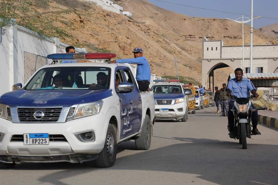 تنفيذًا لتوجيهات مدير عام الأمن والشرطة.. القوات الأمنية تستمر في انتشارها لإنجاح الحملة المرورية الإجبارية "شاهد الصور" تنفيذًا لتوجيهات مدير عام الأمن والشرطة.. القوات الأمنية تستمر في انتشارها لإنجاح الحملة المرورية الإجبارية "شاهد الصور"