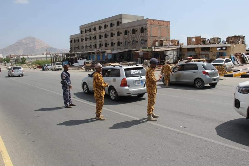 تنفيذًا لتوجيهات مدير عام الأمن والشرطة.. القوات الأمنية تستمر في انتشارها لإنجاح الحملة المرورية الإجبارية "شاهد الصور" تنفيذًا لتوجيهات مدير عام الأمن والشرطة.. القوات الأمنية تستمر في انتشارها لإنجاح الحملة المرورية الإجبارية "شاهد الصور"