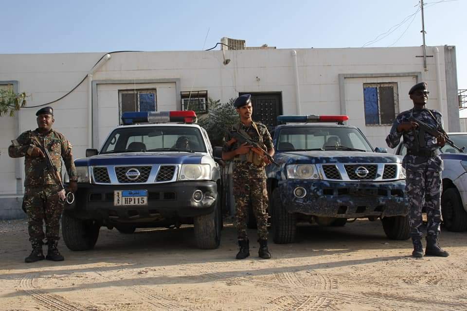 تنفيذًا لتوجيهات مدير عام الأمن والشرطة.. القوات الأمنية تستمر في انتشارها لإنجاح الحملة المرورية الإجبارية "شاهد الصور" تنفيذًا لتوجيهات مدير عام الأمن والشرطة.. القوات الأمنية تستمر في انتشارها لإنجاح الحملة المرورية الإجبارية "شاهد الصور"