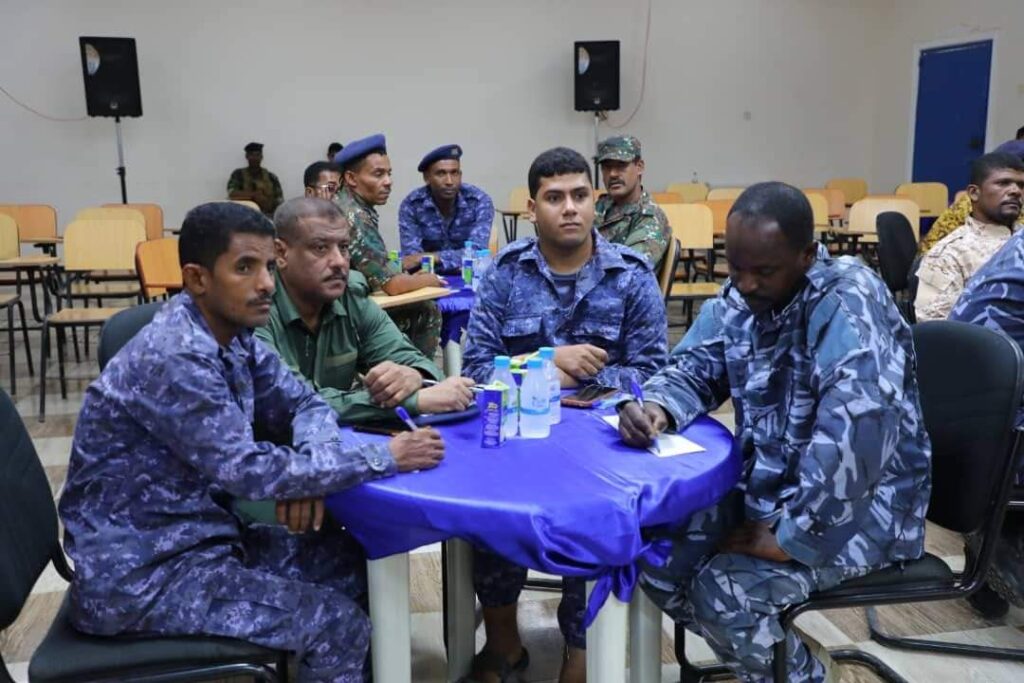 العميد المنهالي يدشن دورة مهارات الاتصال والتواصل الفعّال لأفراد الأمن والشرطة بالمكلا العميد المنهالي يدشن دورة مهارات الاتصال والتواصل الفعّال لأفراد الأمن والشرطة بالمكلا