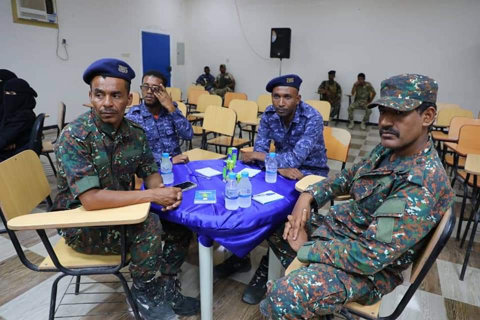 العميد المنهالي يدشن دورة مهارات الاتصال والتواصل الفعّال لأفراد الأمن والشرطة بالمكلا العميد المنهالي يدشن دورة مهارات الاتصال والتواصل الفعّال لأفراد الأمن والشرطة بالمكلا