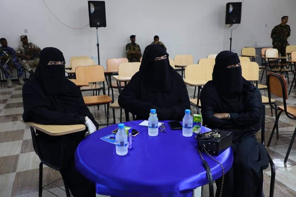 العميد المنهالي يدشن دورة مهارات الاتصال والتواصل الفعّال لأفراد الأمن والشرطة بالمكلا العميد المنهالي يدشن دورة مهارات الاتصال والتواصل الفعّال لأفراد الأمن والشرطة بالمكلا