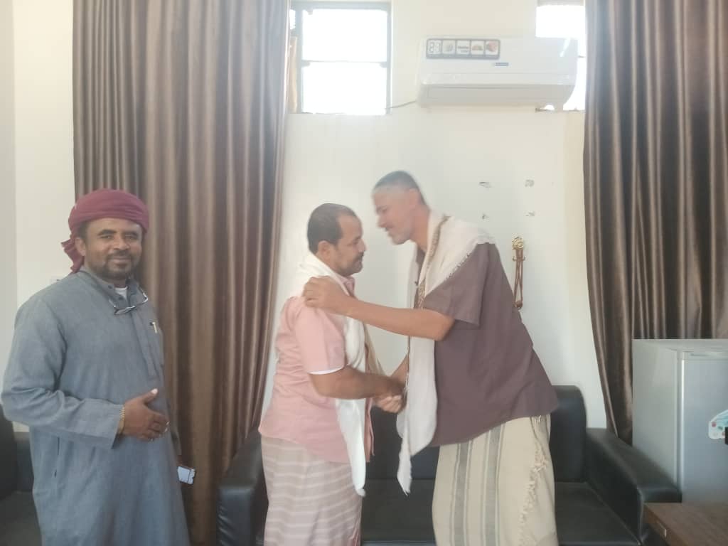 إجراء عملية استلام وتسليم بين مدير إدارة التربية والتعليم السلف والخلف بمديرية السوم إجراء عملية استلام وتسليم بين مدير إدارة التربية والتعليم السلف والخلف بمديرية السوم